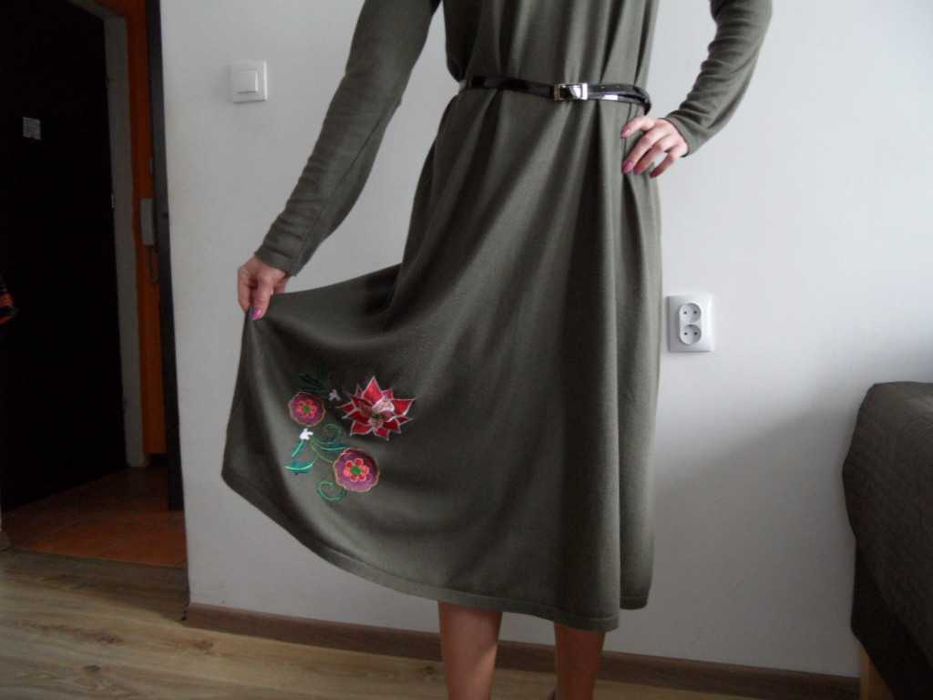 Sukienka dzianinowa maxi long khaki oliwkowa z haftem r. S/M