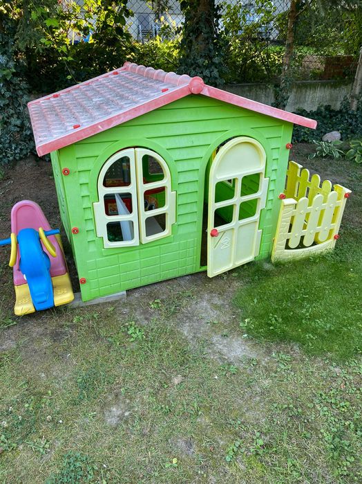 Domek dla dzieci ze zjeżdżalnią