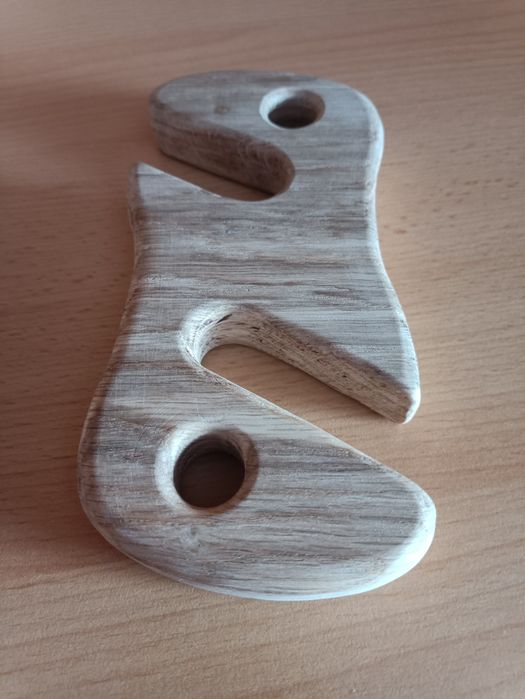 Підставка під телефон виготовлена з дерева