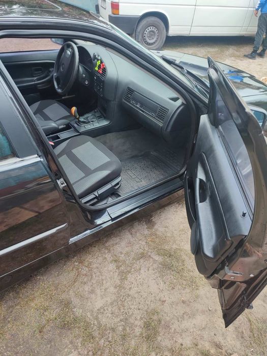 БМВ е 36  ,1993 року  ,обем 1,6 бенз.