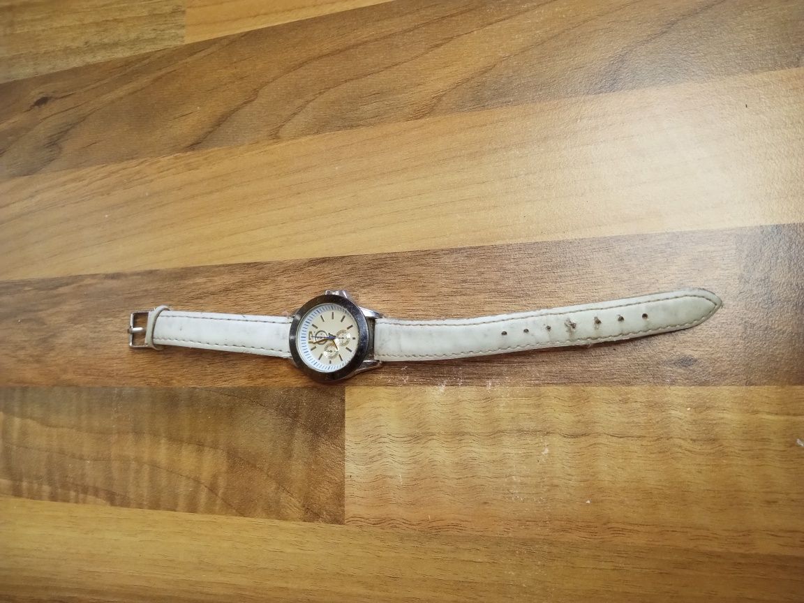 Zegarek Damski na białym pasku