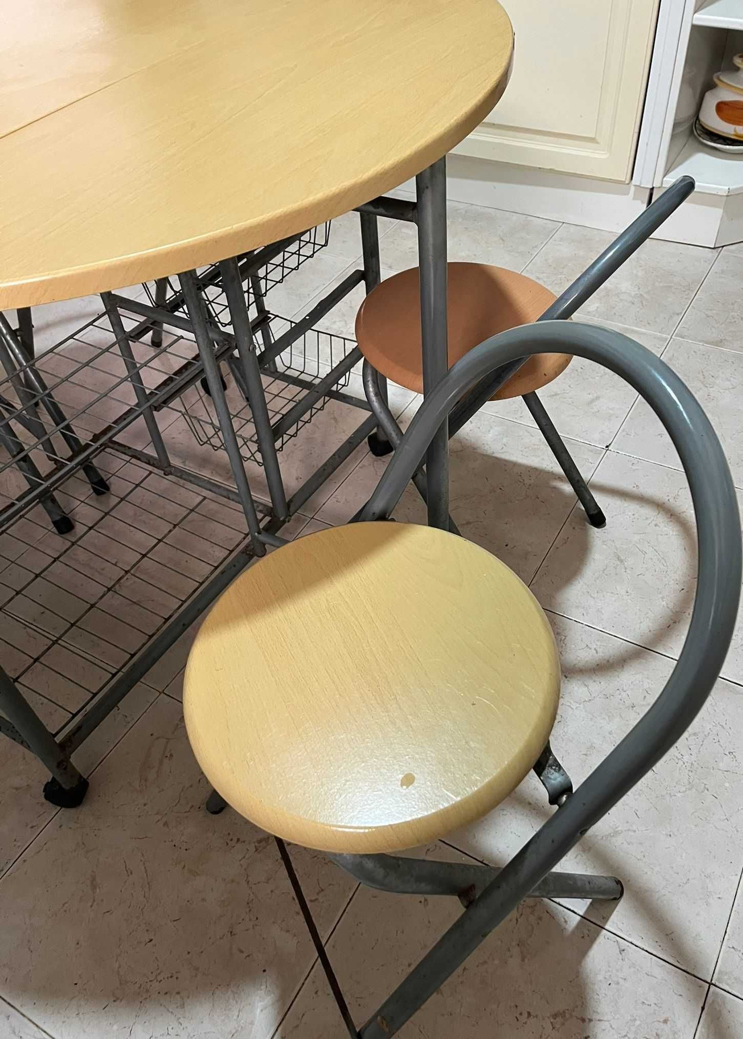 Mesa com rodas e arrumação mais quatro bancos