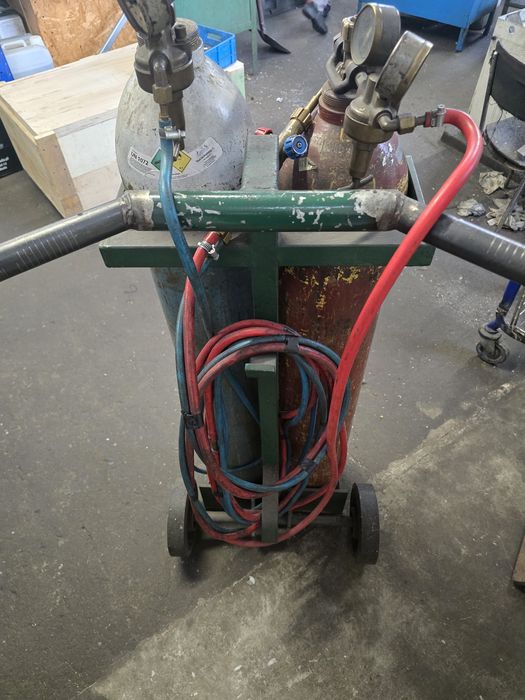 Używane butle z tlenem i acetylenem na sprzedaż.