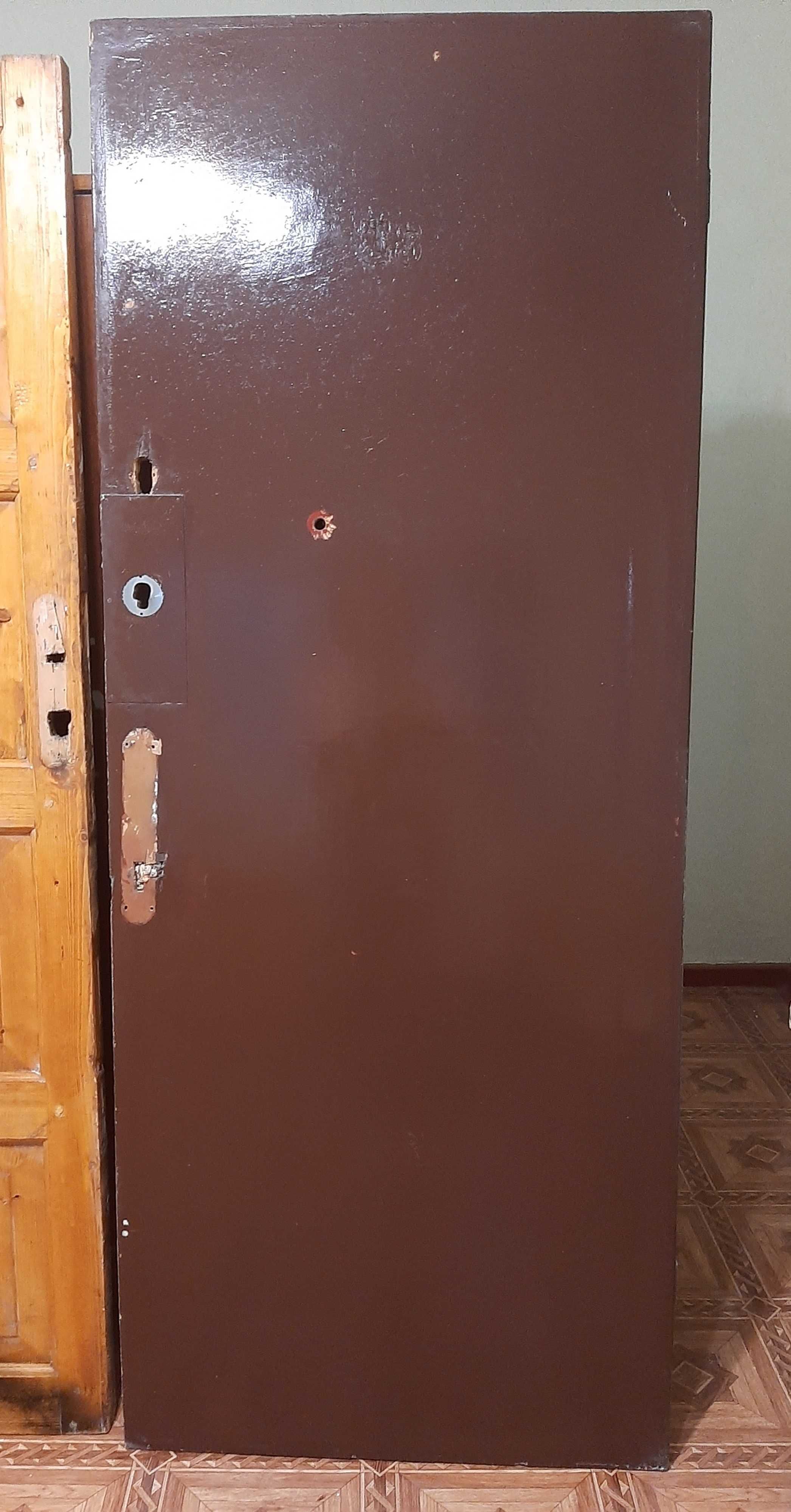 Продам двоє дверей б/в