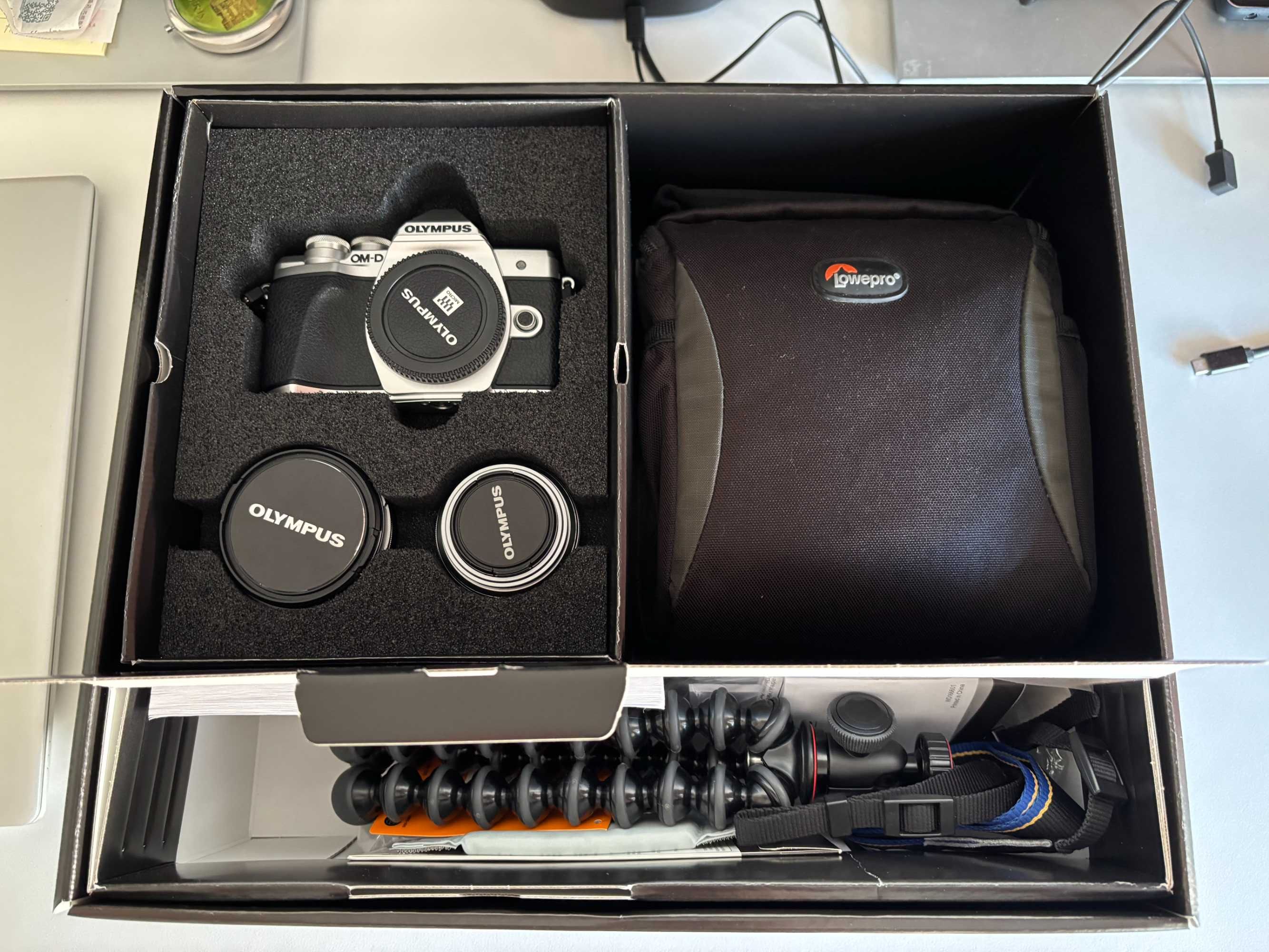 Olympus E-M10 Mark III Traveller Kit, Obiektywy