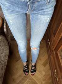 Spodnie jeansy Zara XS/34 z przetarciami i dziurami