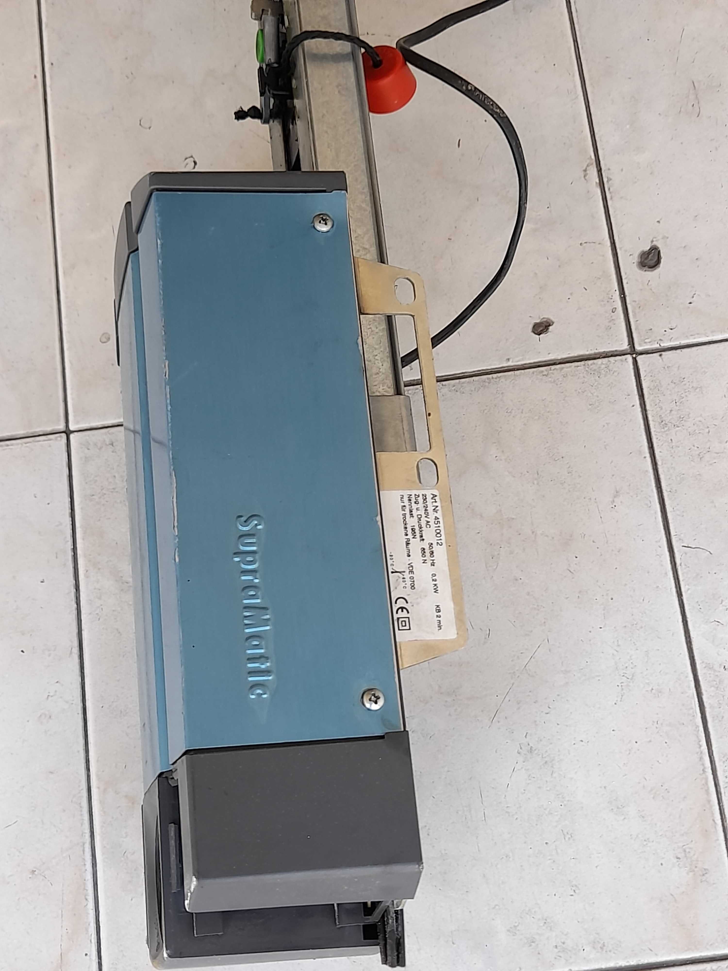 Motor  portão, com calha, e corrente para reparar ou peças.