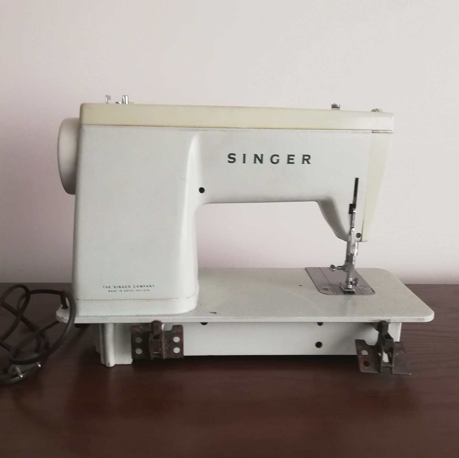 Máquina de costura Singer 507, anos 70.