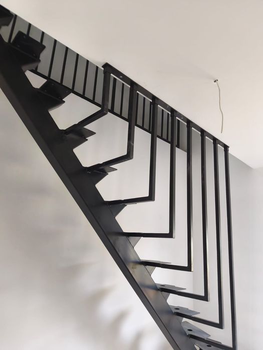 Schody na stelażu z balustradą