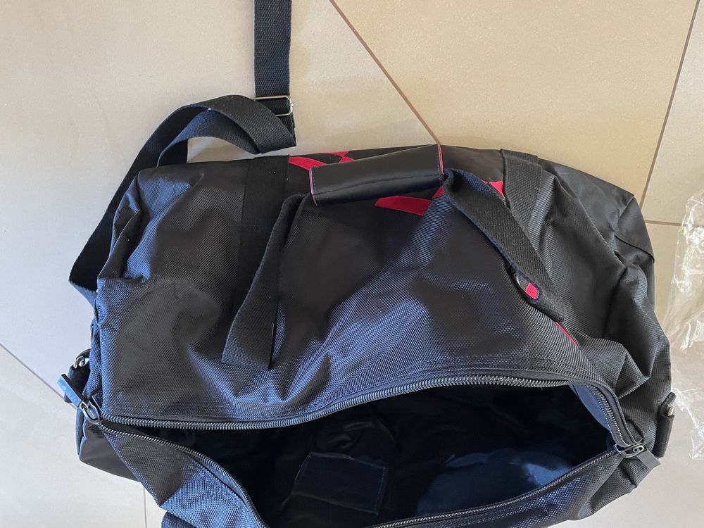 Nowa pojemna torba podróżna lub na siłownię  kolor czarny
