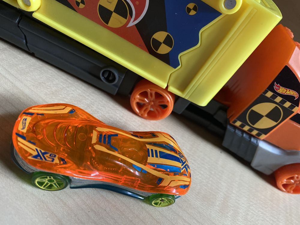 Hot Wheels Ciężarówka z kraksą i samochodzik