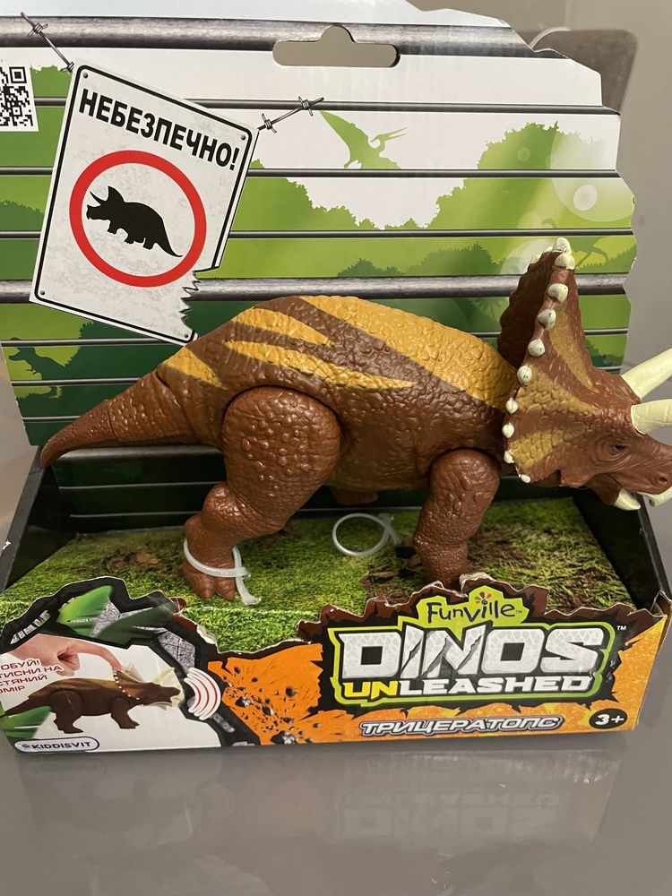 Динозавр  Трицератопс .. звук , движение