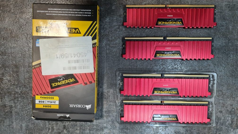 Pamięć RAM Corsair 16GB 3000MHz Vengeance LPX Red CL15 (4x4GB) 16GB