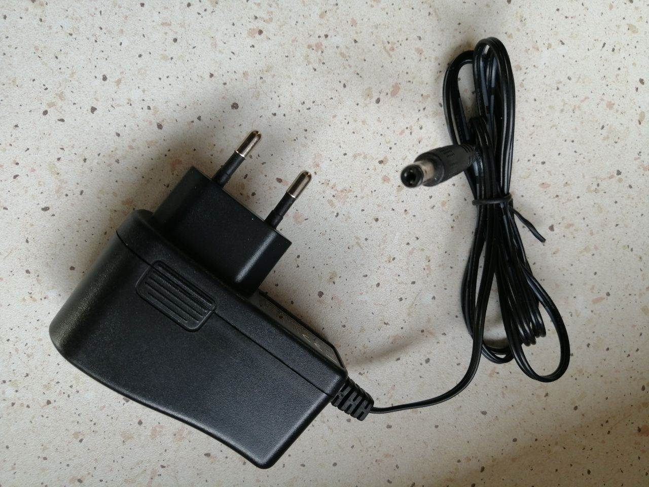 Zasilacz o parametrach 12V,1A,sprawny,jak nowy