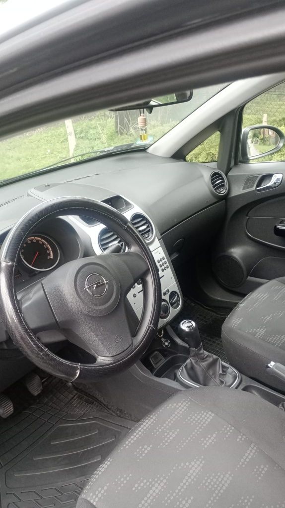 Opel Corsa D 1,2 r. 2013