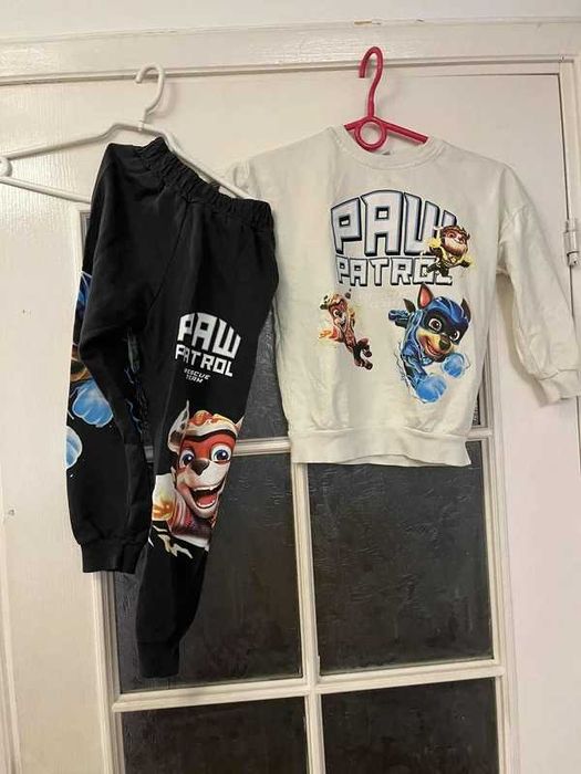 Dres Psi Patrol biała bluza czarne spodnie Jeliboom Kidswear 4-5 lat