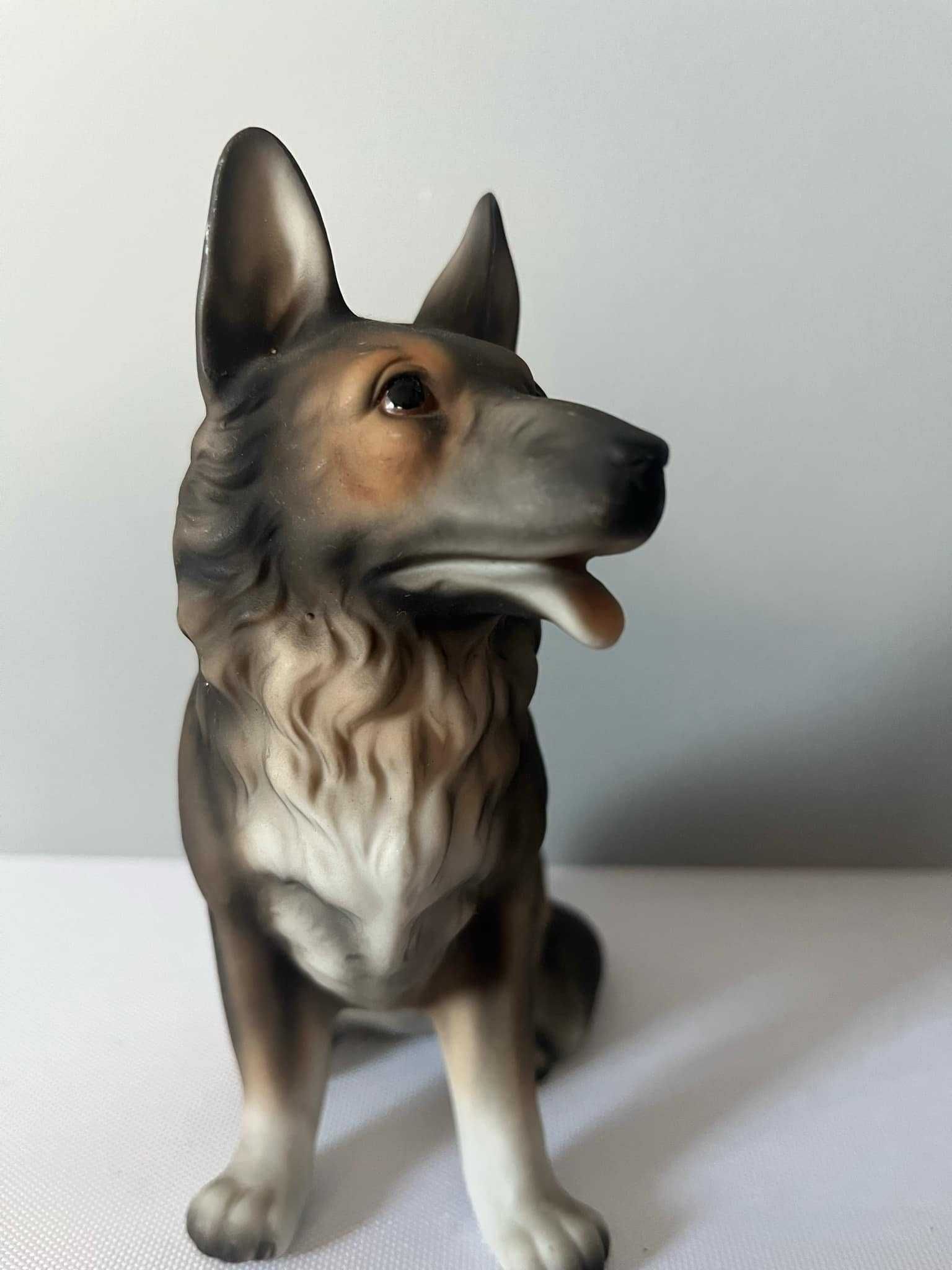 Pies owczarek porcelanowa figurka sygnowana