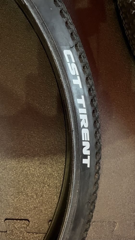 Opony CST 700x40C  40-622 prawie nowe