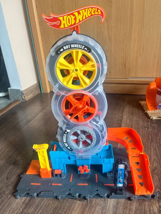 Hot wheels city, track.