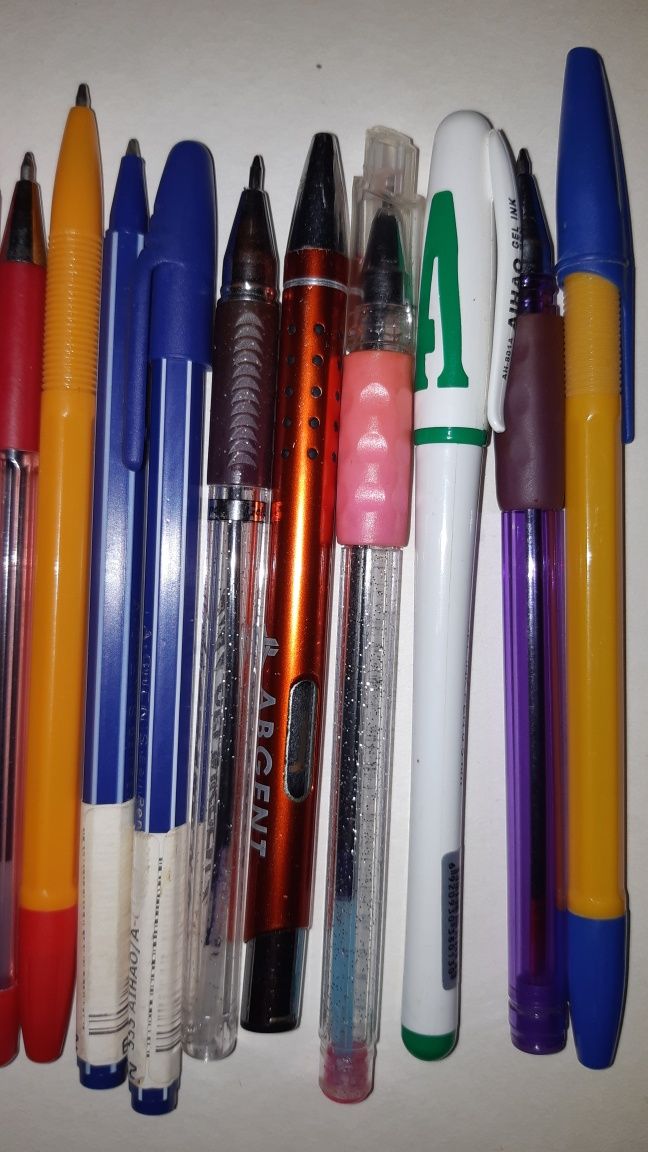 Ручки канцелярские разные,скрепки,кнопки