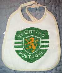 Babete bordado a ponto cruz com o símbolo do Sporting (SCP)