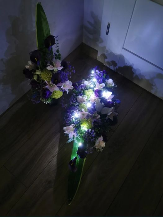 Kwiaty , kompozycja na cmentarz obciążona