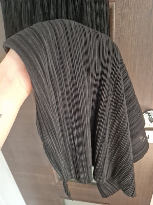Czarna sukienka midi Bershka XS 34 kobieca seksowna zmysłowa  modna