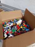 Caixa com legos pequenos diversos