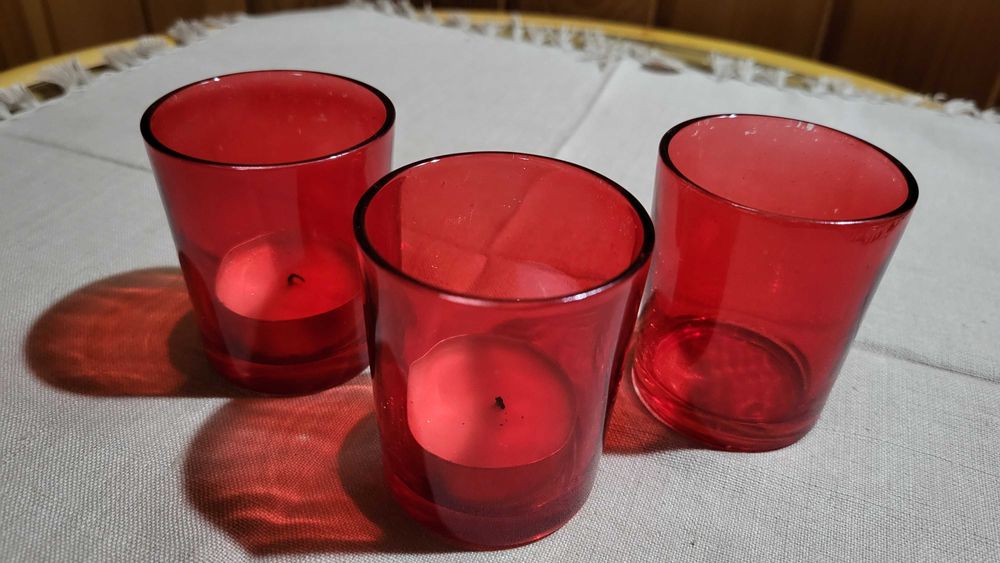 Bardzo ładne czerwone świeczniki na tealighty