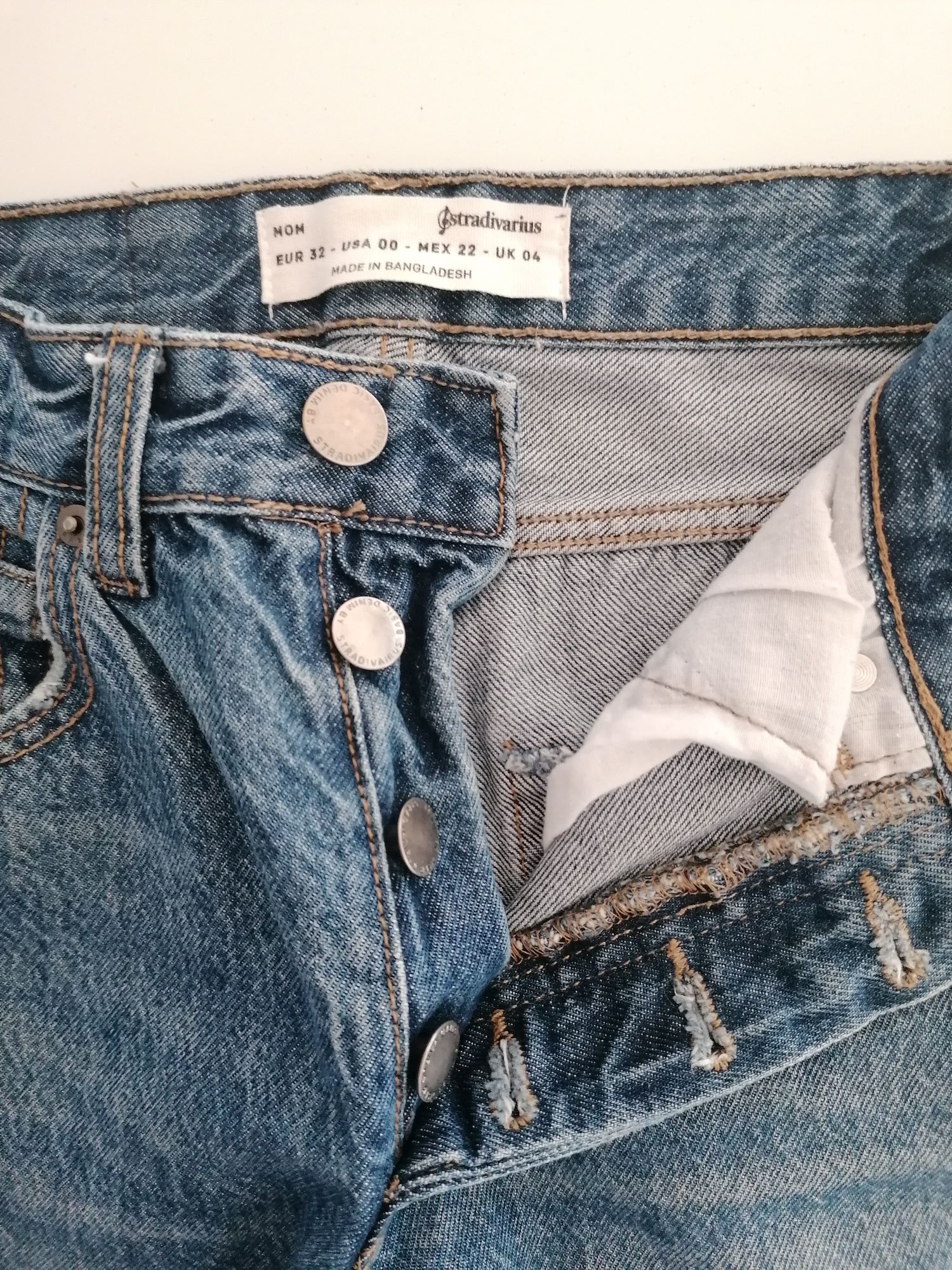 Calça de ganga com rasgos
