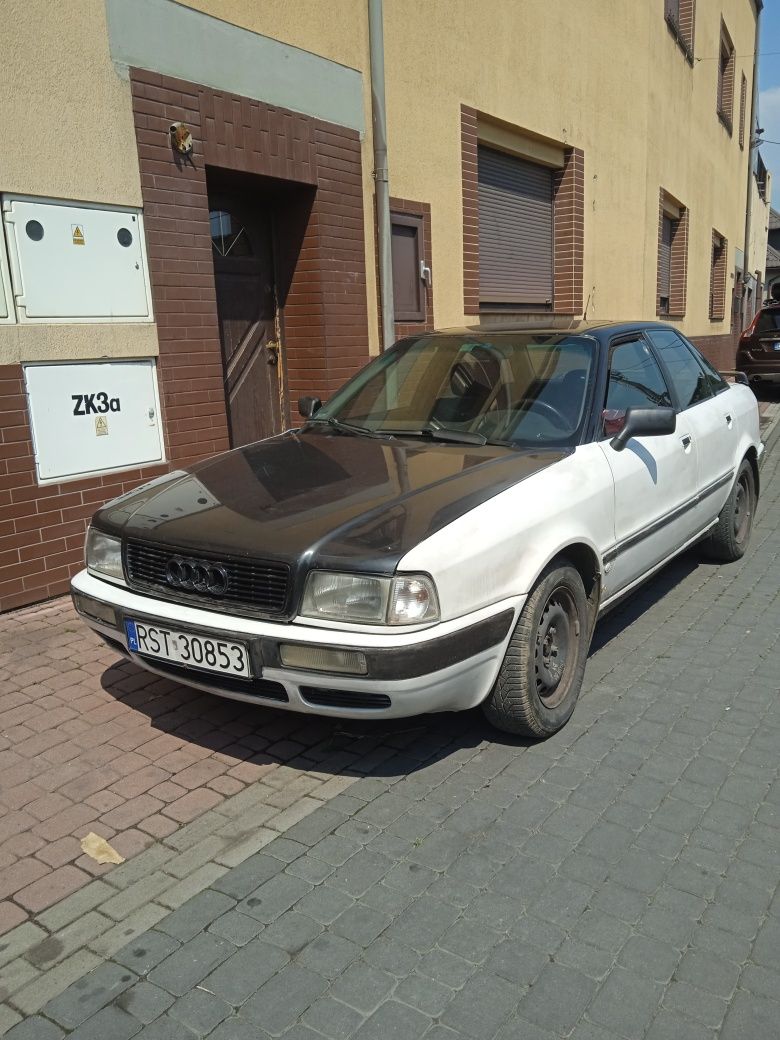 Audi 80 biało-czarne