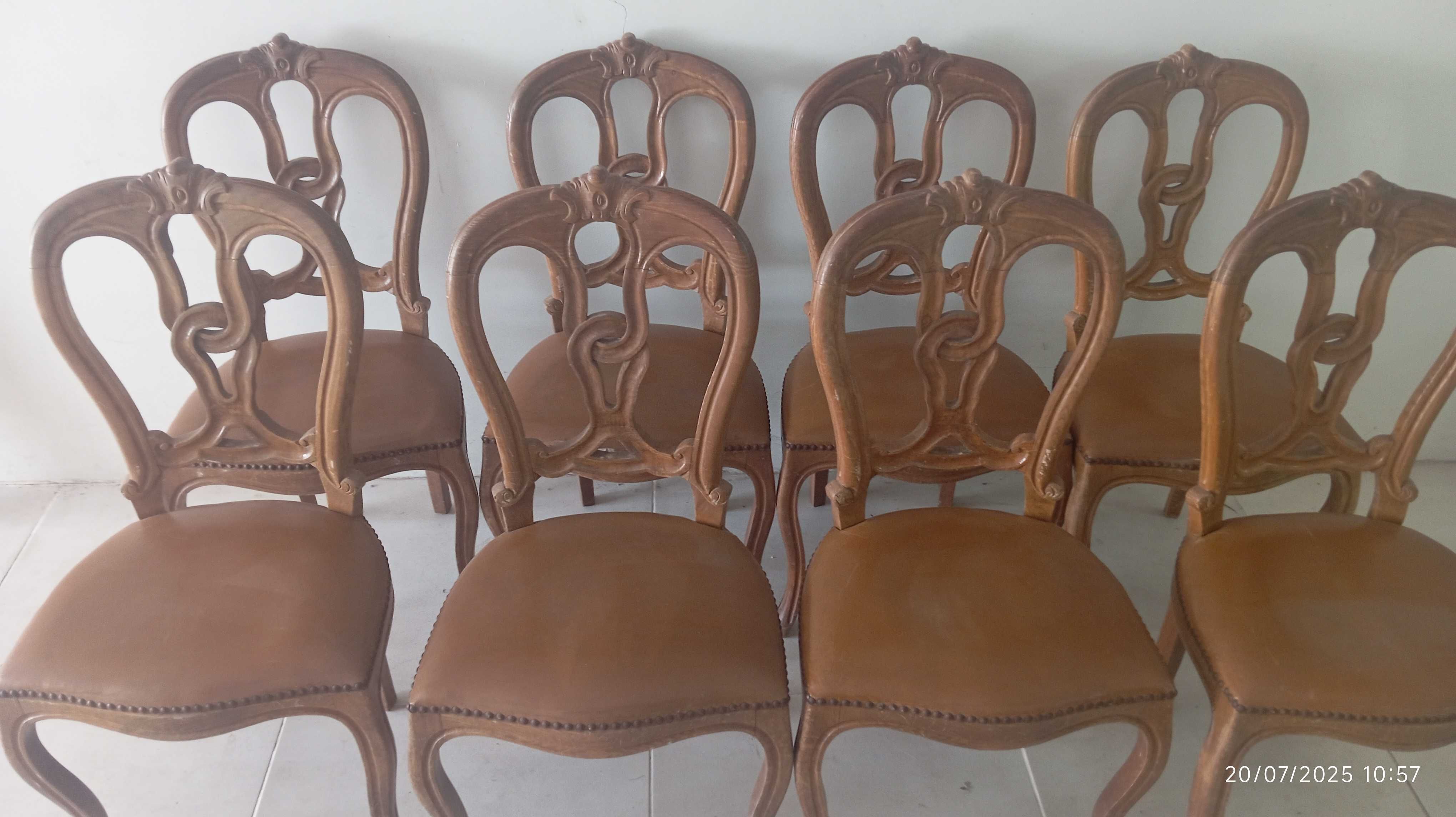 Mesa com  oito cadeiras em bom estado