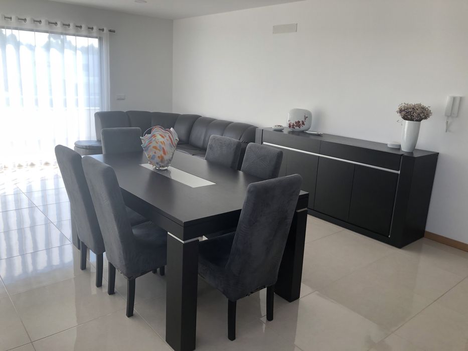 Mesa e aparador de sala de jantar