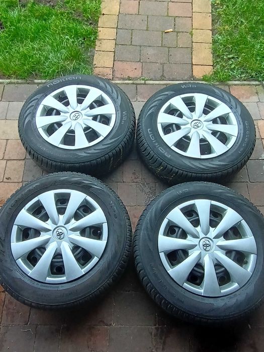 Felgi 5x114,3 z oponami zimowymi Nokian 195/65R15 stan bdb 4szt