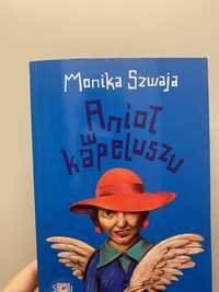 Monika Szwaja Anioł w kapeluszu