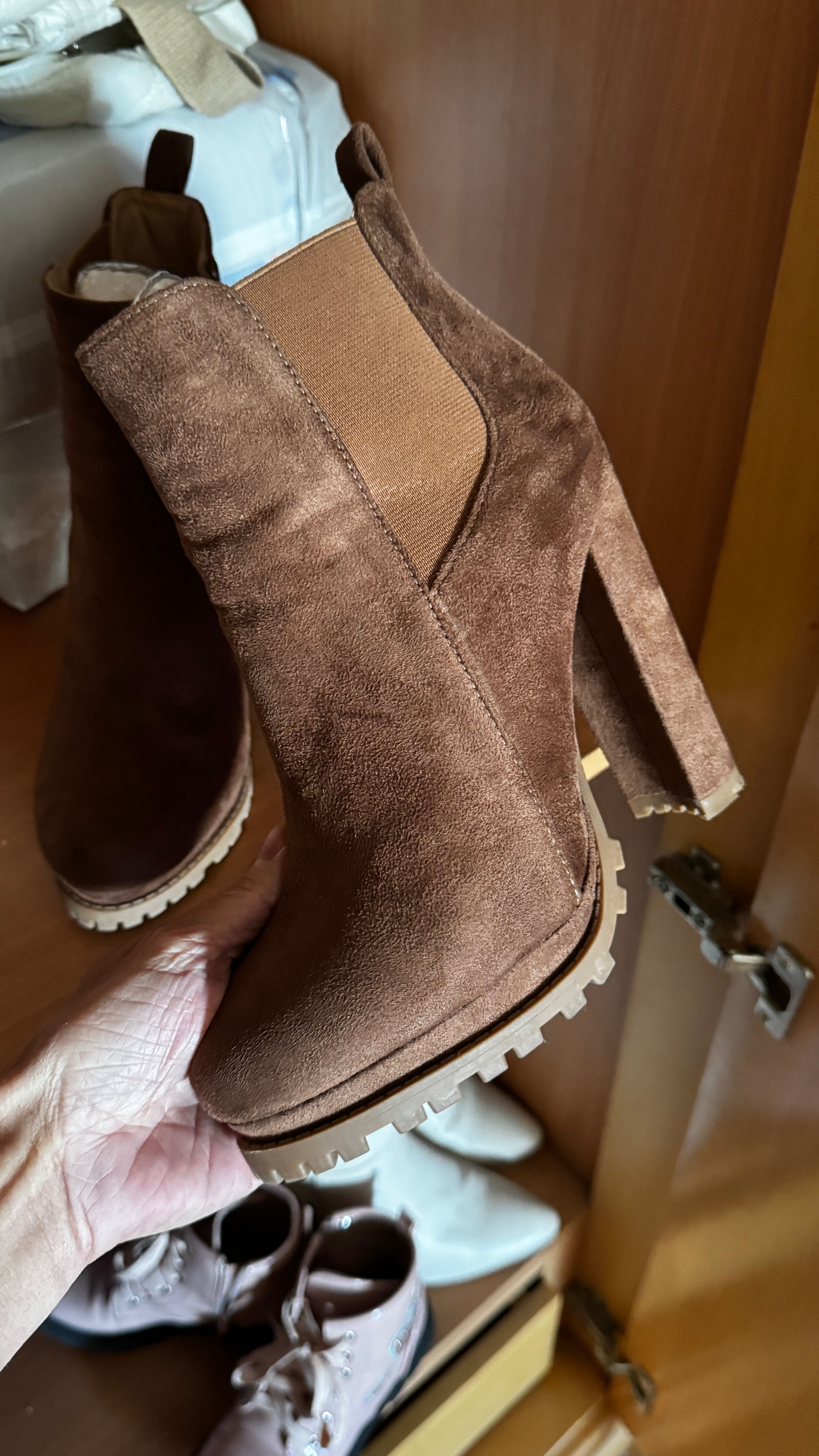 Bota marrom para outono