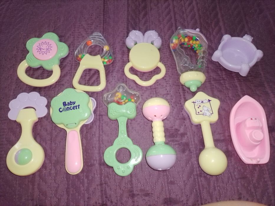 Іграшки, брязкальця від народження