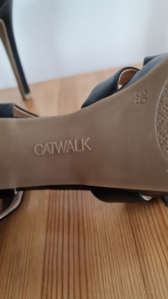 Sandały na obcasie Catwalk 39