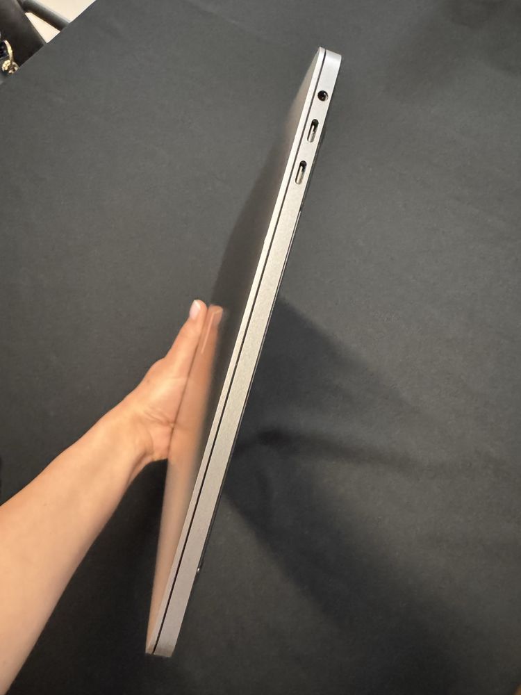 Macbook Pro 13” stan idealny 250 GB Touch bar