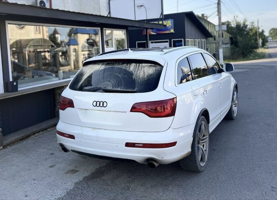 Audi Q7 3.0D S line на пневме на полному ходу