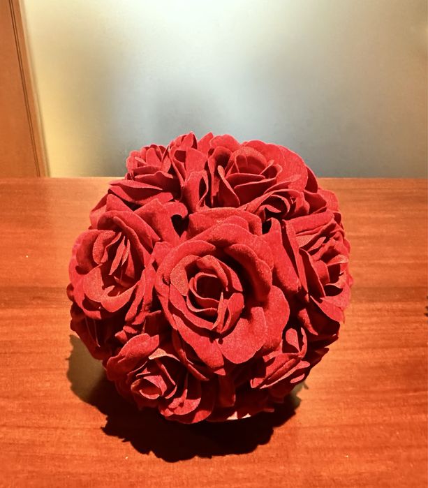 Bola de flores de rosas vermelhas