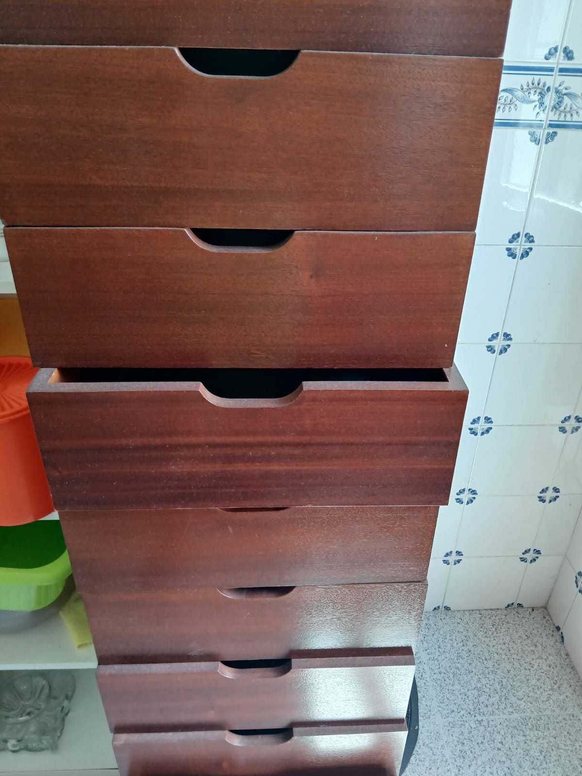 Portas e gavetas de roupeiro