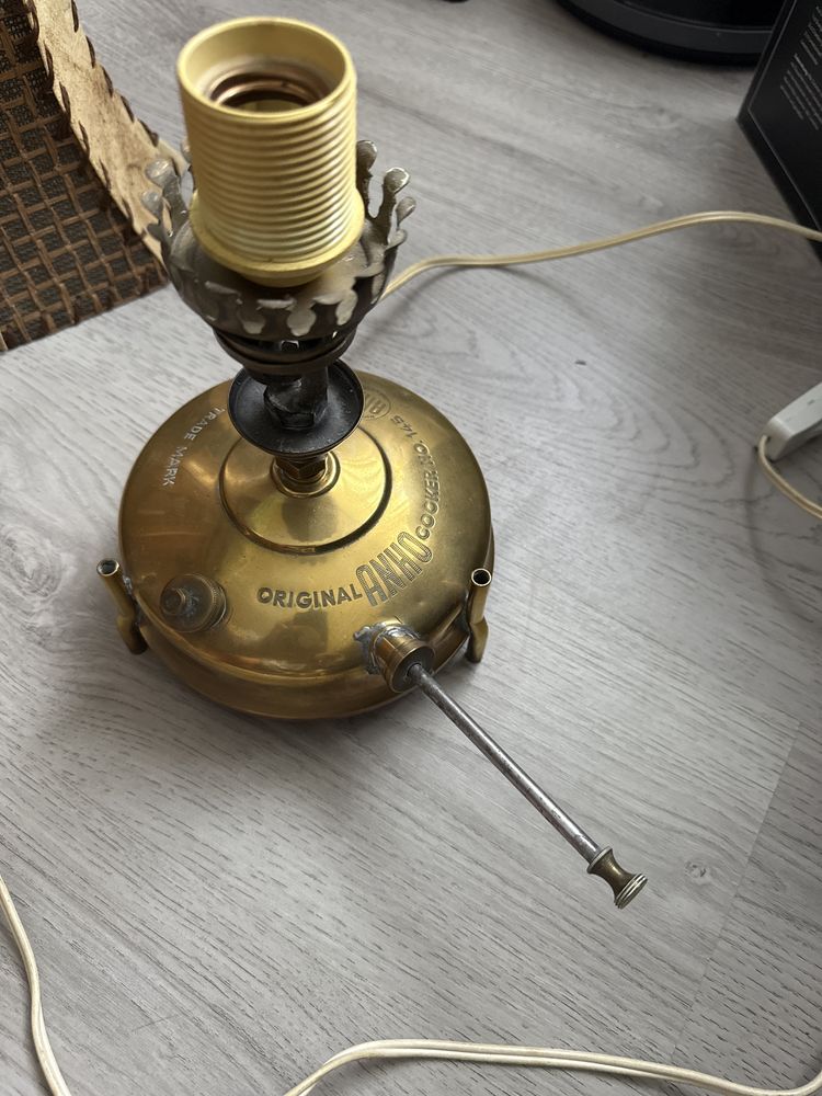 Sygnowana mosiężna lampa naftowa skorzany abazur
