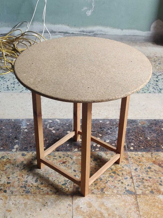 Mesa de madeira e cortiça