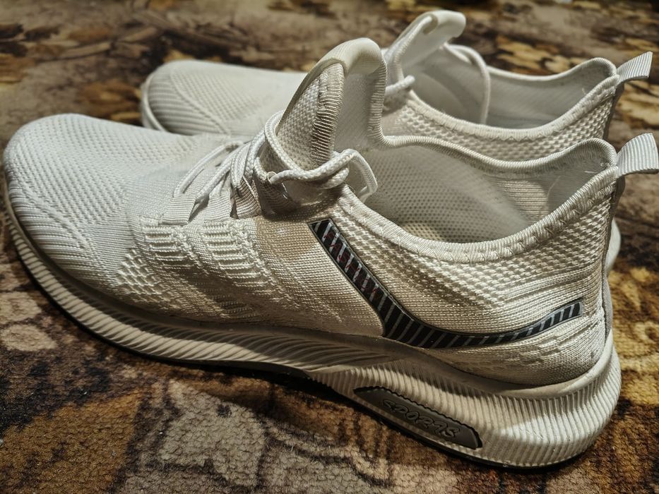 Білі кросівки сітчасті