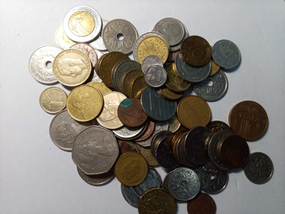 Varias moedas e notas Portuguesas e Estrangeiras de coleção