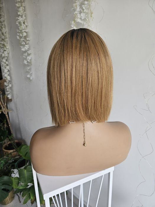 Peruka z włosów naturalnych Erin karmelowa z grzywką