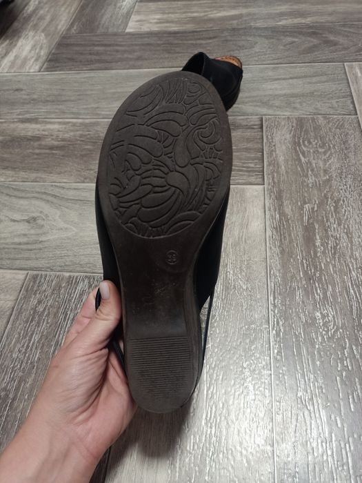 Жіночі шкіряні шльопанці.