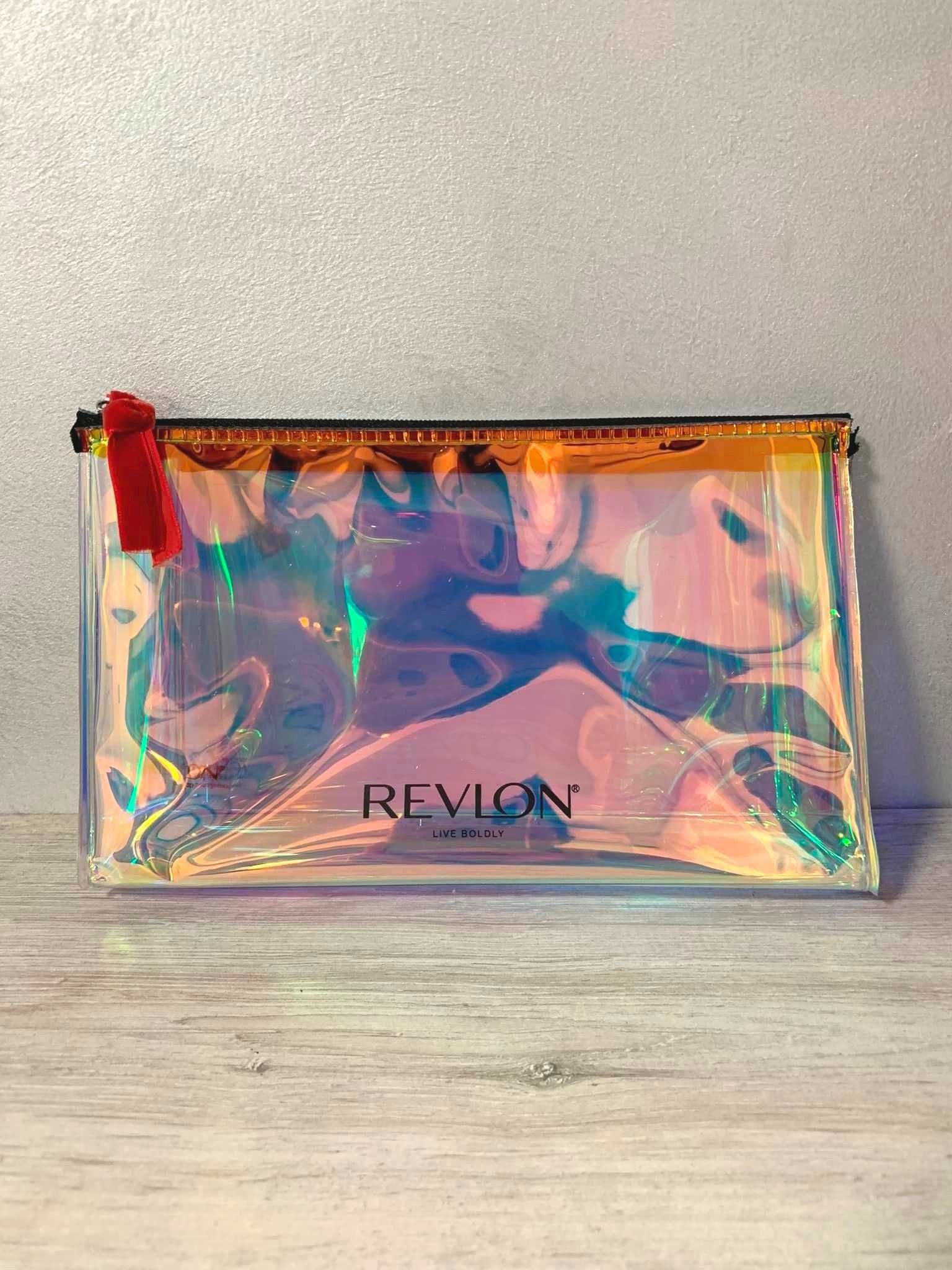 Стильная прозрачная косметичка Revlon