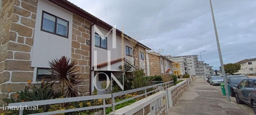 Moradia T4, situada na 2a linha de mar, oferece uma localização privil